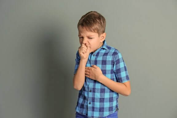 Hoste og hvesende pust hos barn kan være symptomene på mange sykdommer.