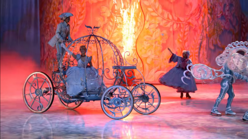 Disney-figurer på isen i Disney on Ice.