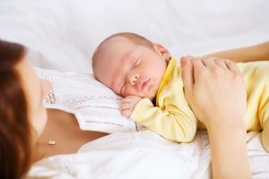 Guide for å sove sammen med babyen din