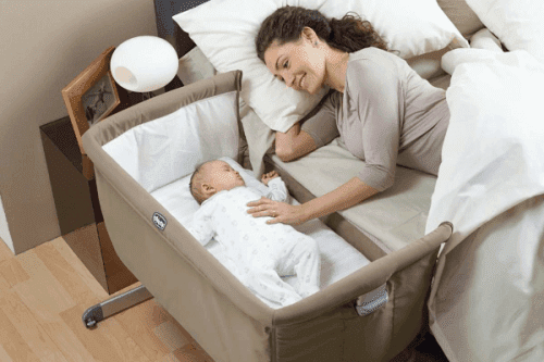 Bedside krybbe er en av de tryggeste måtene å sove sammen med babyen din på.