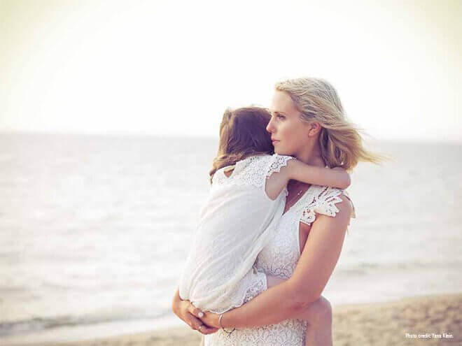 Mor og datter på stranden