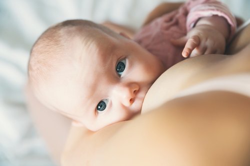 Baby ved mors bryst
