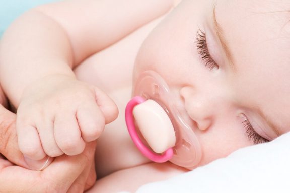 Å sove med smokk: Er det greit at babyer gjør det?