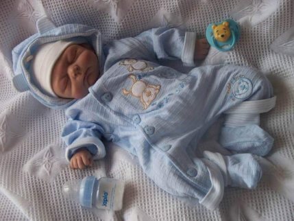 En liten baby i blå pysjamas.
