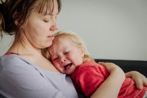 Er det bra eller dårlig å la en baby gråte?