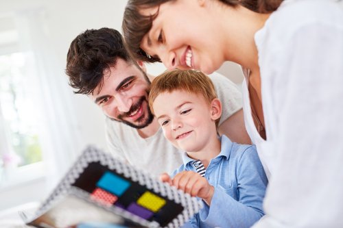 Et barn som ser på kort med foreldrene sine