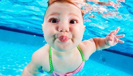 En baby svømmer under vann.