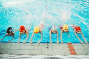 Hvorfor er det viktig at barn lærer seg å svømme?