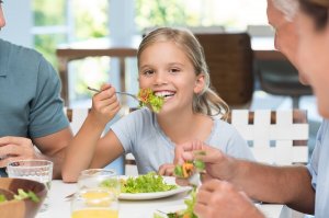 Hvorfor det er viktig å lære barn bordskikk