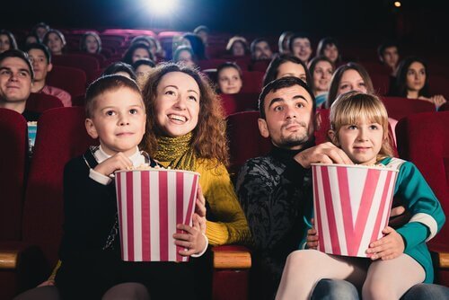 En familie på kino sammen.