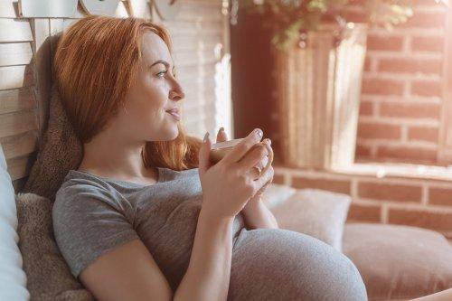 Gravid kvinne nyter en kopp te
