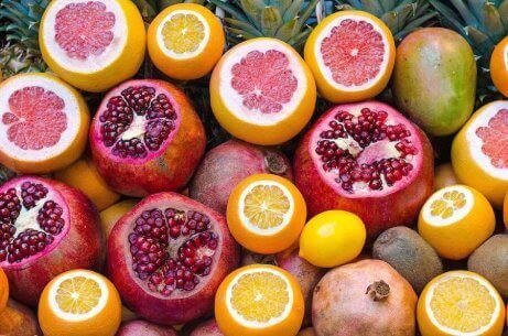 En stor haug med sitrusfrukter, rike på vitamin C