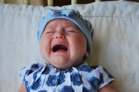 En baby som gråter høylytt.