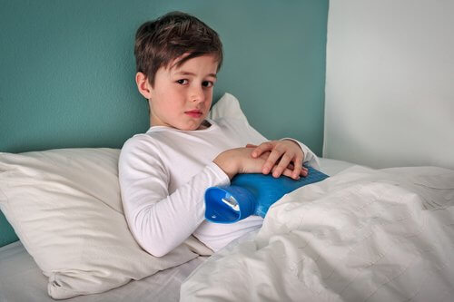 En syk gutt i en seng.