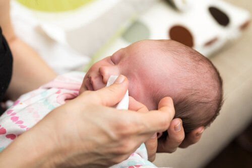 Hva er årsakene til konjunktivitt hos babyer?