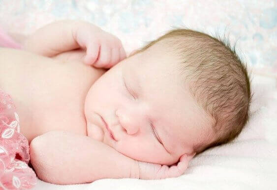 En nyfødt baby sover