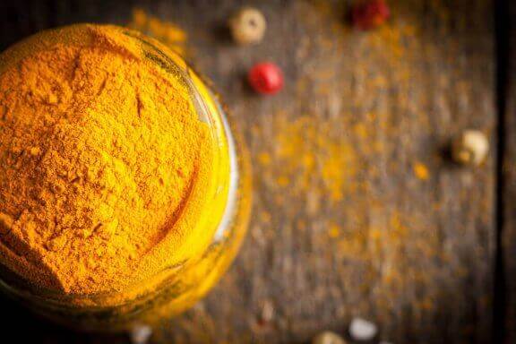 Gurkemeie er et av flere midler mot psoriasis hos barn.