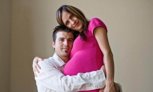 Et lykkelig par som venter barn.