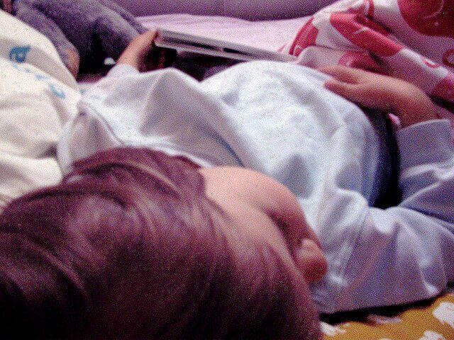 Et lite barn ligger og sover