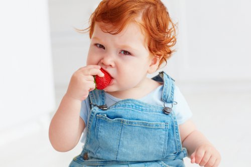 Et barn som spiser jordbær.