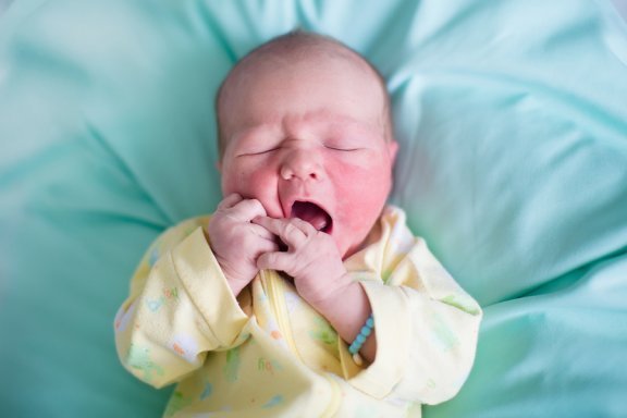 Hva forårsaker skjellende hud hos babyer?