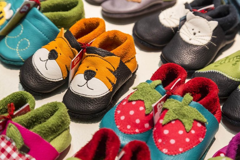 Et stort utvalg barnesko, som kan hjelpe deg med å velge de riktige skoene.