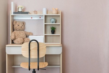 Dekorer barnets studierom med et skrivebord og en stol
