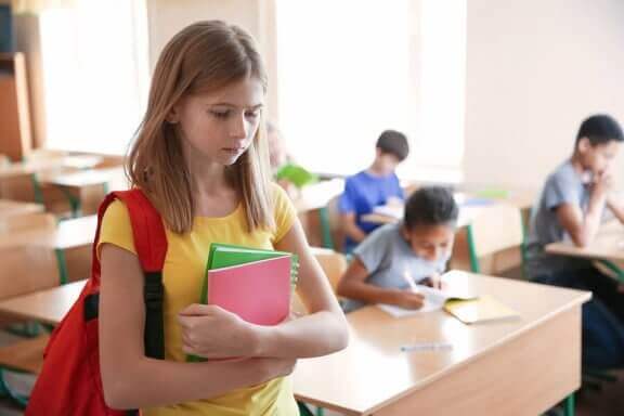 Trist jente på skolen