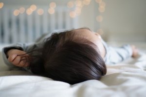 Hva du bør gjøre om babyen har falt ut av sengen
