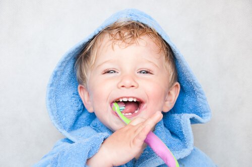 Lite barn pusser tennene