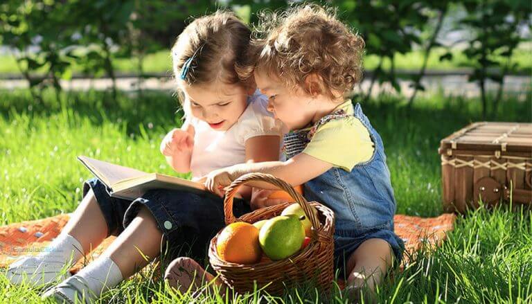 Små barn ser sammen i en bok.