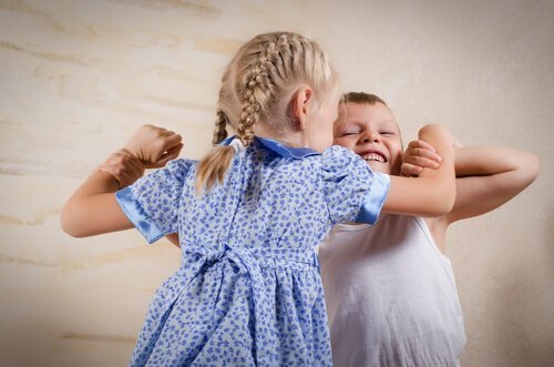 Et søskenpar som krangler og sloss.