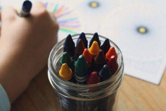 Hvordan kan du tolke fargene i barns tegninger