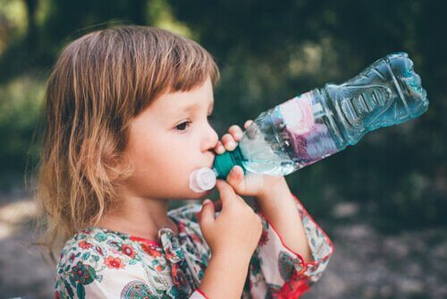 barn drikker vann