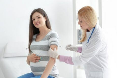 En gravid kvinne tar vaksinen mot kikhoste.