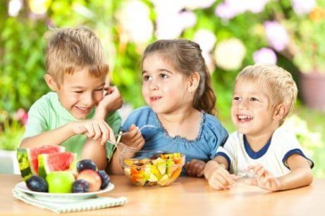Fruktsalat er en av de beste sunne mellommåltidene for barn.