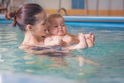 Fordeler med svømmetimer for mor og barn