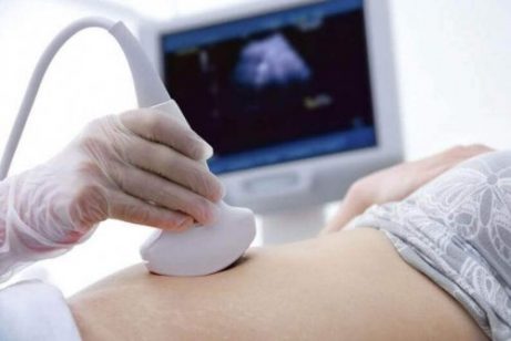 En gravid kvinne går gjennom en ultralyd-undersøkelse.
