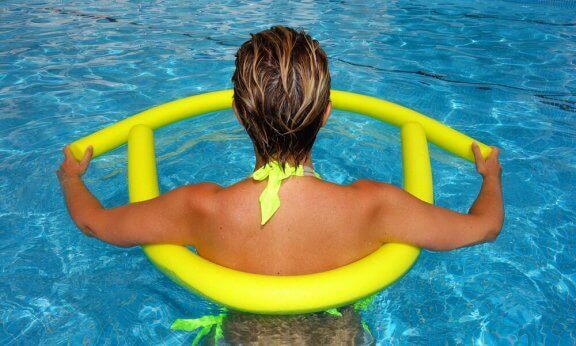 Gravid i svømmebasseng