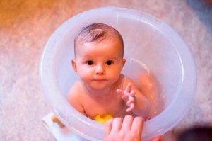 Hvordan bør babyens badebalje være utformet?