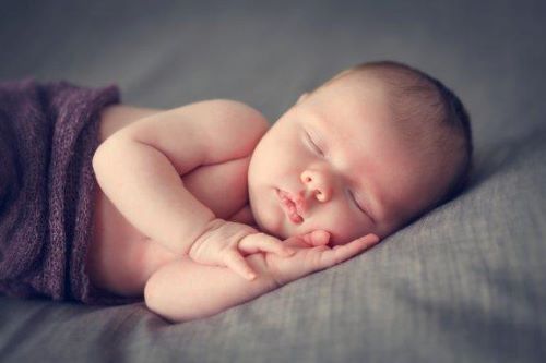 Hjelp babyen med å sove natten gjennom: 7 triks