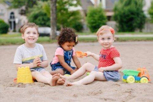 Barna kan lære sosiale evner ved å leke med andre barn.