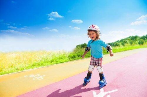 Å lære barn å gå på rulleskøyter: Enkle steg å følge