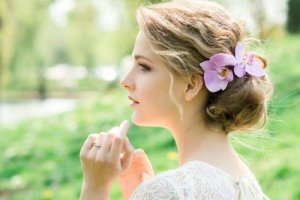 Hårpynt til bruder: Romantisk stil med blomster