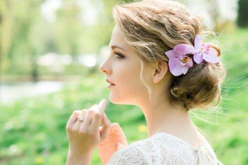 Hårpynt til bruder: Romantisk stil med blomster