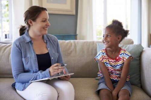 En ekspert på pediatrisk psykologi snakker med jente.