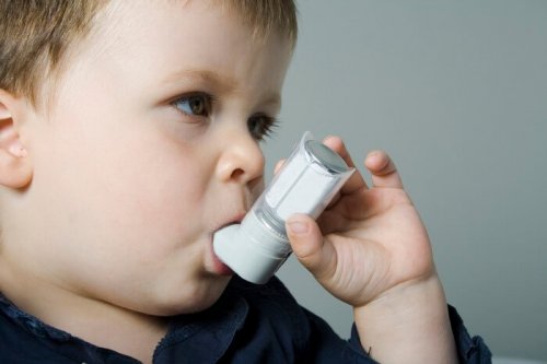 Barn med inhalator
