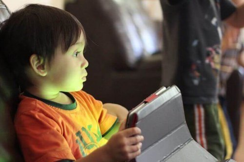 Et barn i dag får tidelig bruke nettverk.