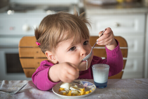 Barn som spiser frokost
