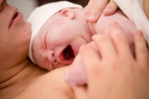 Hva babyer føler under fødselen